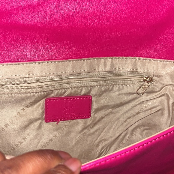 Pink Fuschia New York and Company chain bag. - Picture 5 of 9